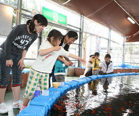 阿蘇ファームランドで釣りをする子ども達