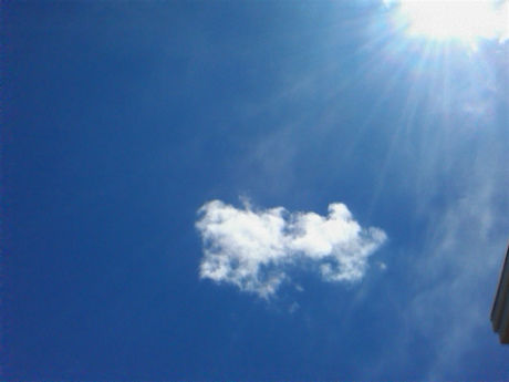 雲の浮かぶ青空