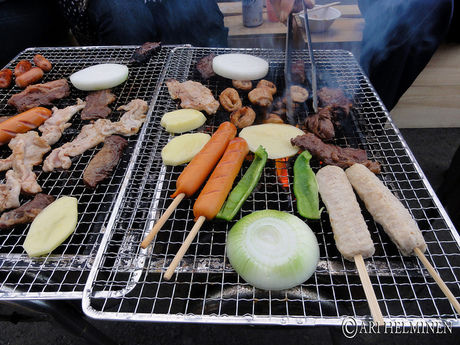 バーベキューで食材を焼いている様子