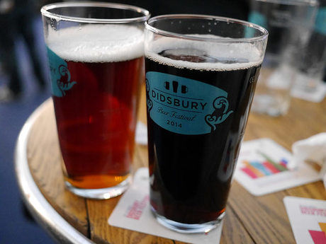 ビールの入ったプラスチックグラス