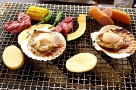 バーベキューで食材を焼く様子