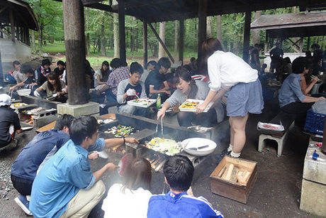 町営創造の森デイキャンプ場でバーベキューを楽しむ人たち