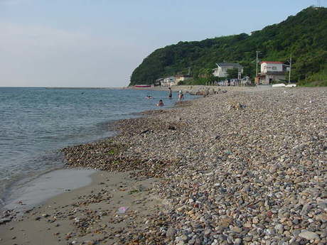 新五色浜県民サンビーチの玉石が敷き詰められた海岸