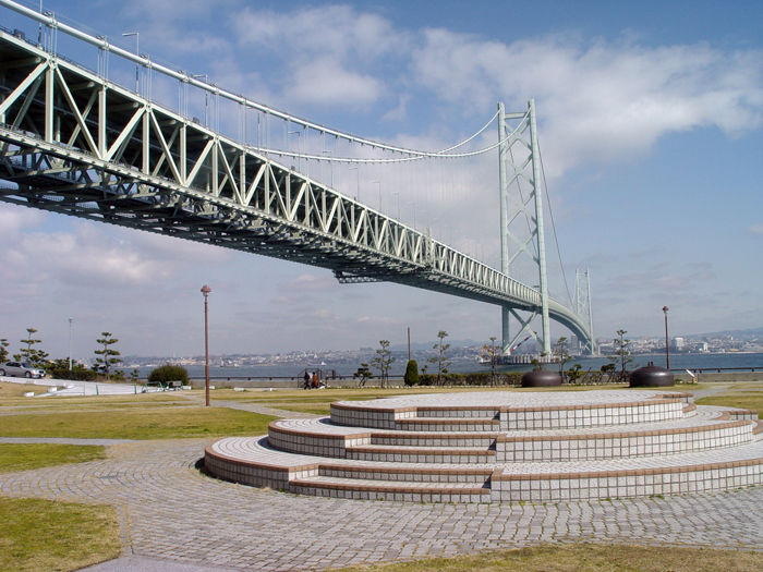 神戸明石海峡を見上げる公園