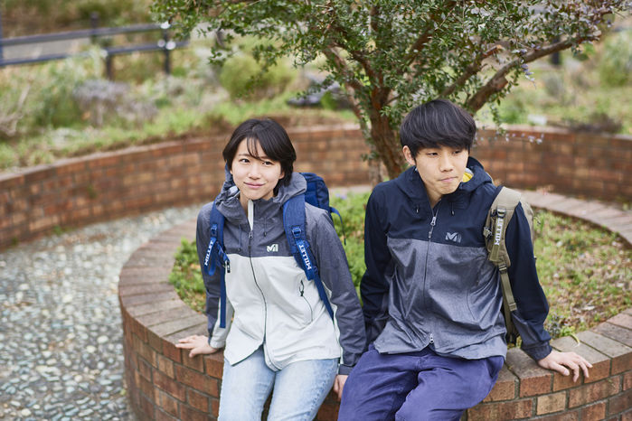 ミレーのジャケットを着て座っている男女