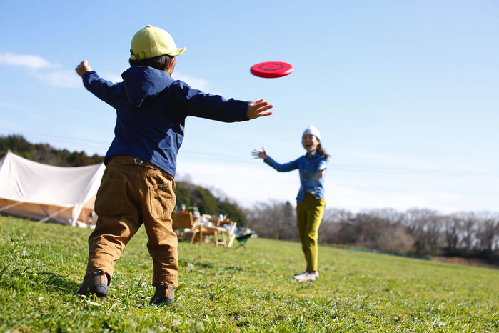 フリスビーで遊ぶありのり君とママ
