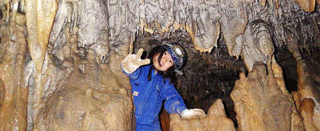 大佐山オートキャンプ場で洞窟体験を楽しむ子供