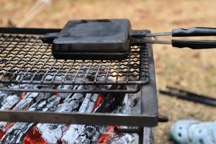 ホットサンドメーカーで焼いている様子