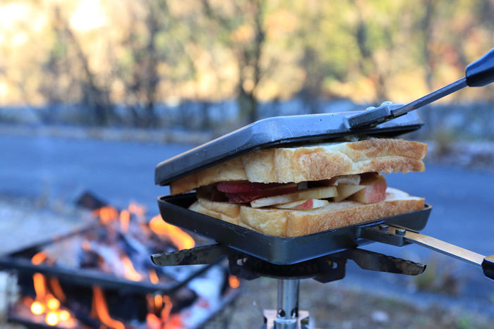 ホットサンドメーカーでサンドイッチを作っている様子