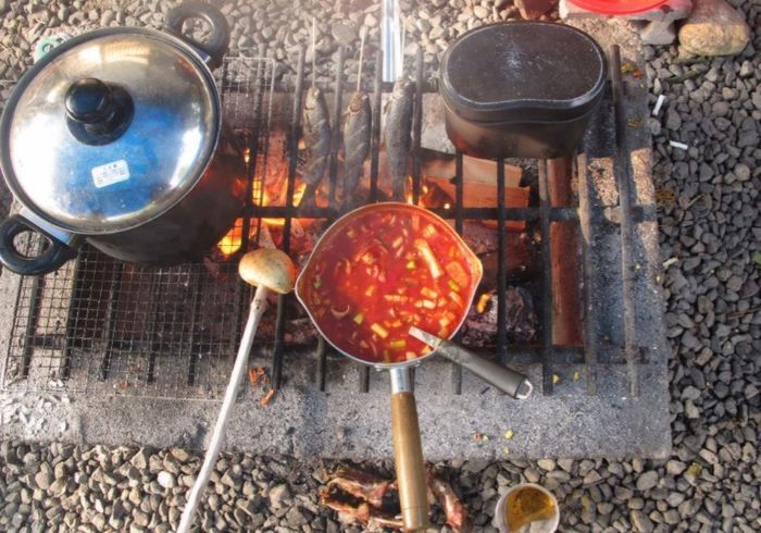 かまどで朝食の準備
