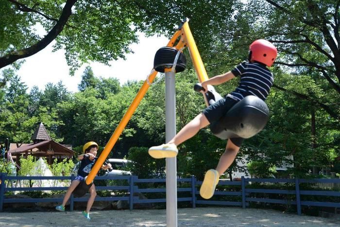 キャンプ・アンド・キャビンズ那須高原のシーソーで遊ぶ子供たち