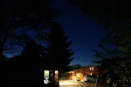 夜の堂平天文台 星と緑の創造センターのコテージの様子