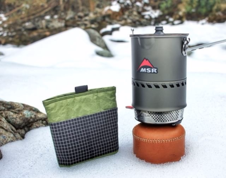 雪の上に置かれたMSR Reactor Stove System