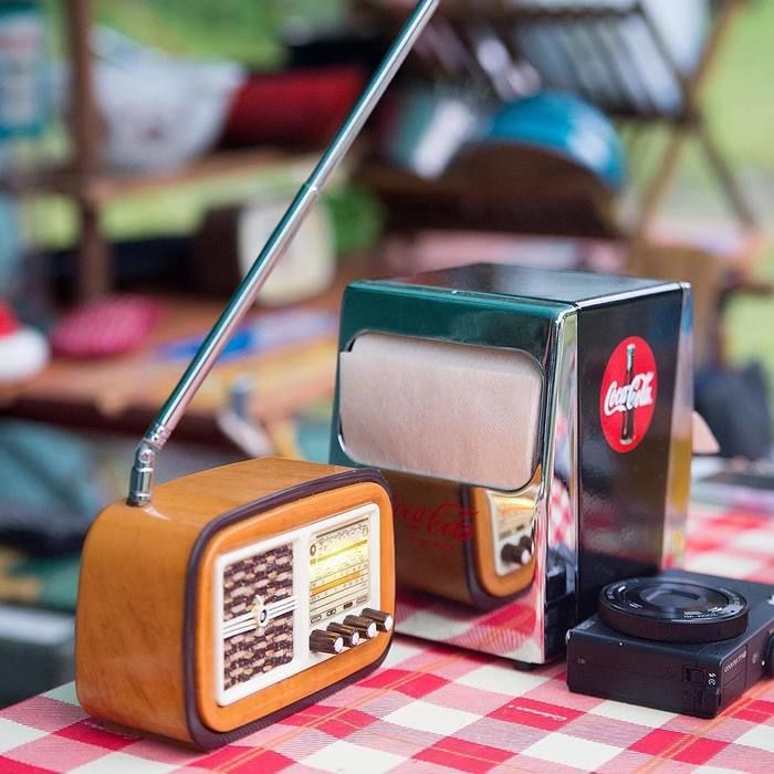 チェックのランチョンマットの上に置かれたコカコーラ ナプキン ディスペンサー