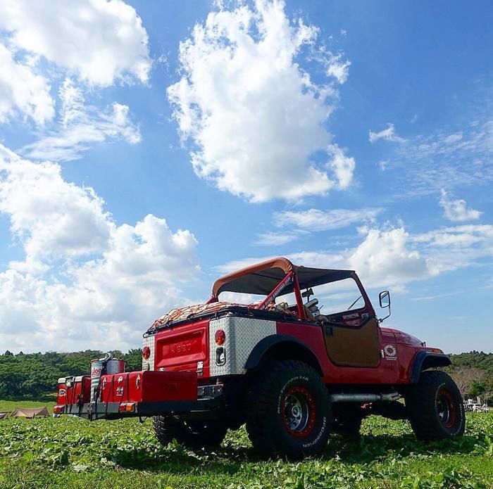 キャンプ場に映るJEEP