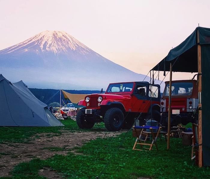 富士山とJEEPを背景にしたキャンプの様子