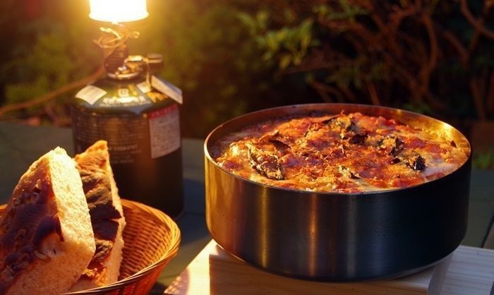 ランタンに照らされるキャンプ料理