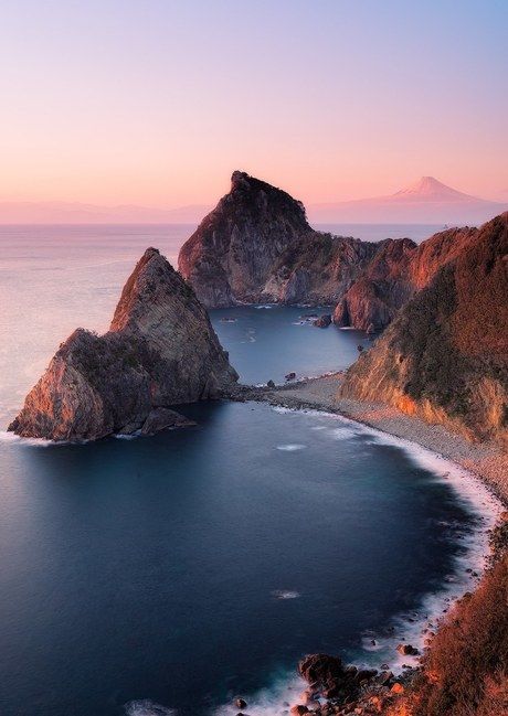朝焼けの海岸線