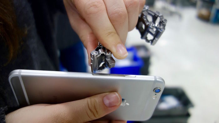 トレッドでスマホのねじを閉める様子