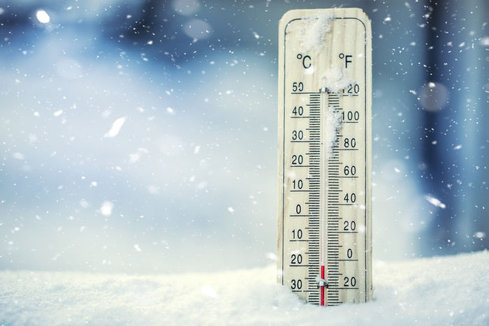 雪に刺さった温度計