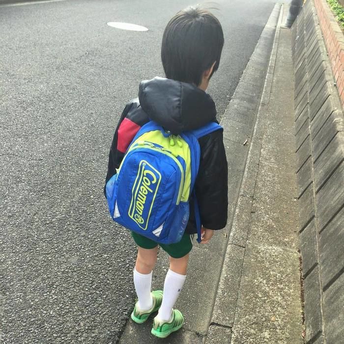 コールマンのリュックを背負った子供