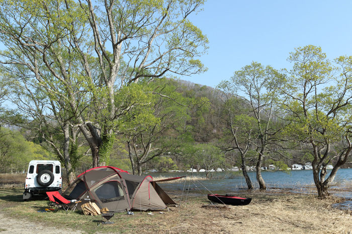 湖畔でのキャンプの様子