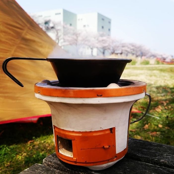 シェラカップを使って料理をしている様子