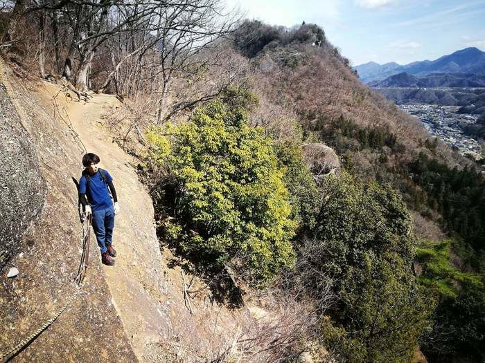岩殿山の岩の崖を歩く人