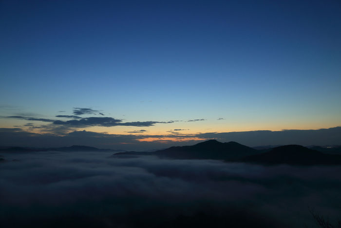 日の出前の雲上の様子