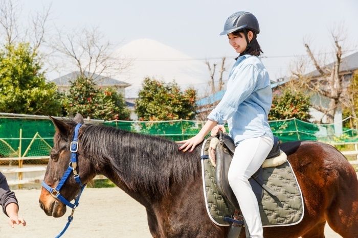 御殿場カルチャーファームで馬に乗る女性