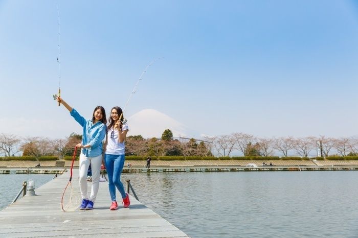 東山湖フィッシングエリアで釣りを楽しむ女性たち