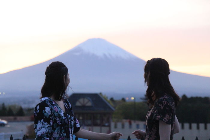 富士山を眺める女性たち