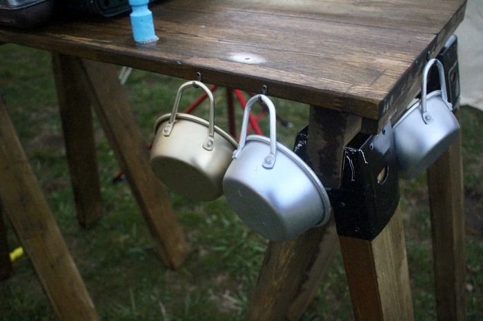 フックのついたテーブルに掛けられているカップ