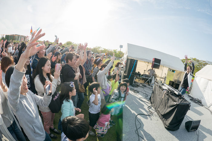 アウトドアパークでの音楽ライブの様子アウトドアパーク