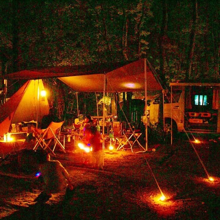 夜のキャンプの様子