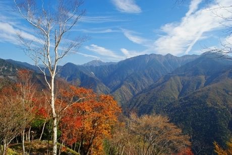 連なる山々と紅葉