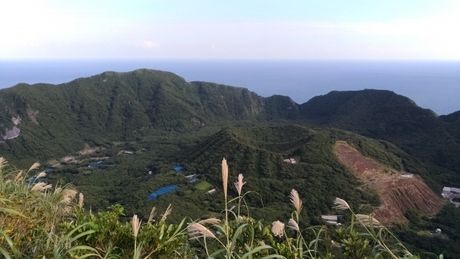 二重式火山の独特な形をした青ヶ島