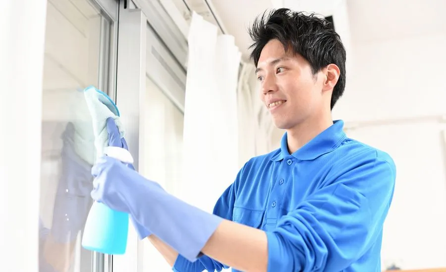 継続赤字で廃業目前の老舗清掃事業者が無事に事業承継へ。会社を救った大きな“強み”とは？