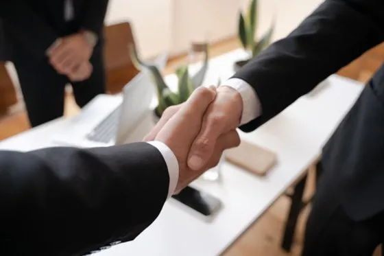 後継者育成は早いほどよい？計画の立て方・育成方法・課題を徹底解説