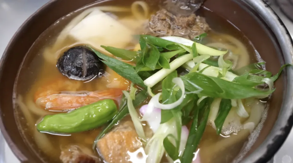 “冬に大人気「鍋焼きうどん」