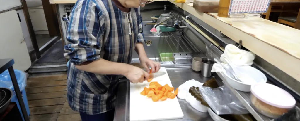 “うどん定食の小鉢はおかみさんのお手製”