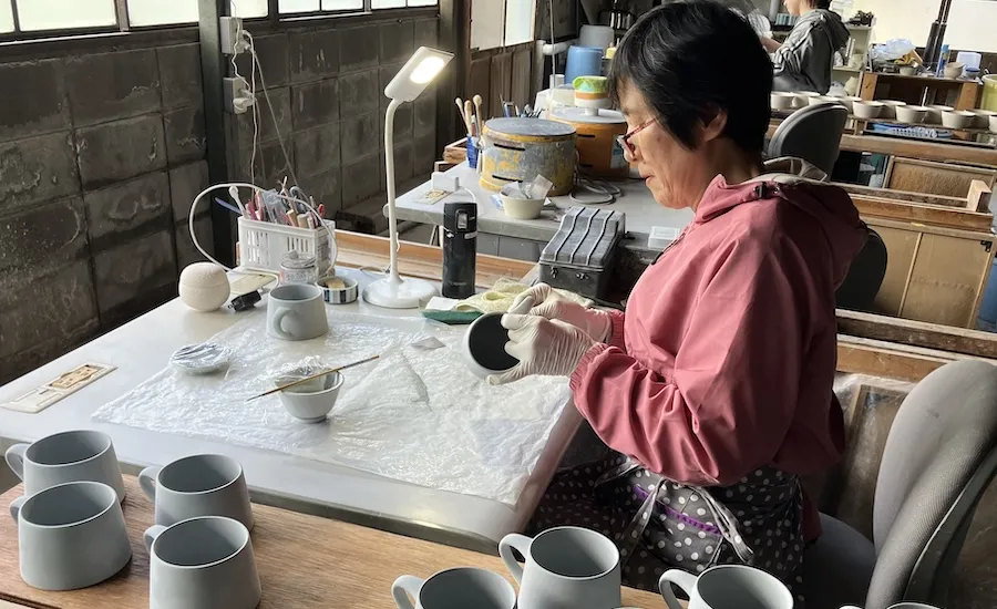 金秋酒井製陶所の作業風景