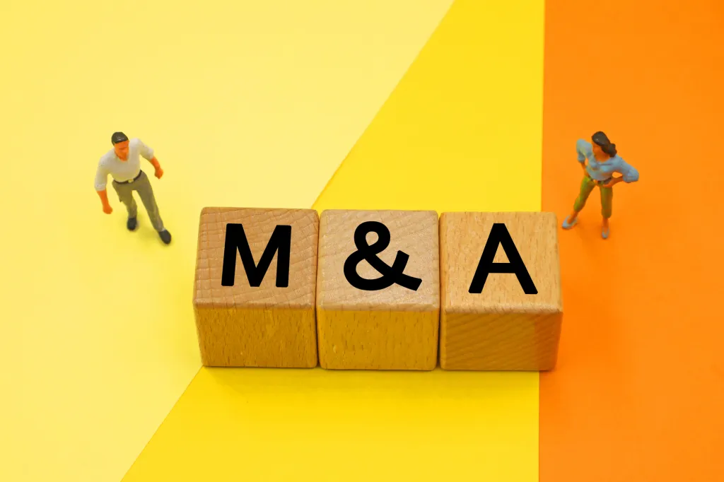 M&AのFA（ファイナンシャル・アドバイザー）とは？仲介との違い・費用・選び方を解説