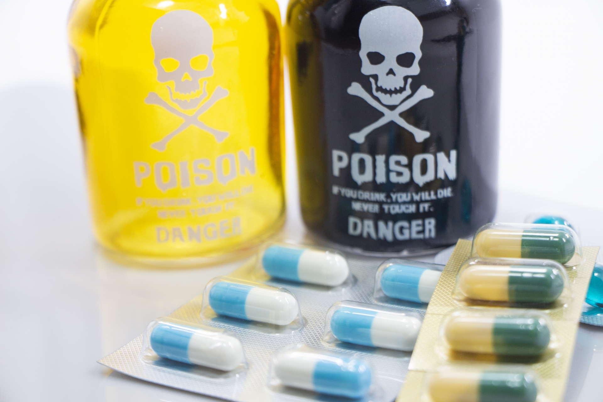 ポイズンピルとは？敵対的買収を阻止する買収防衛策の仕組み・メリット・デメリットを解説