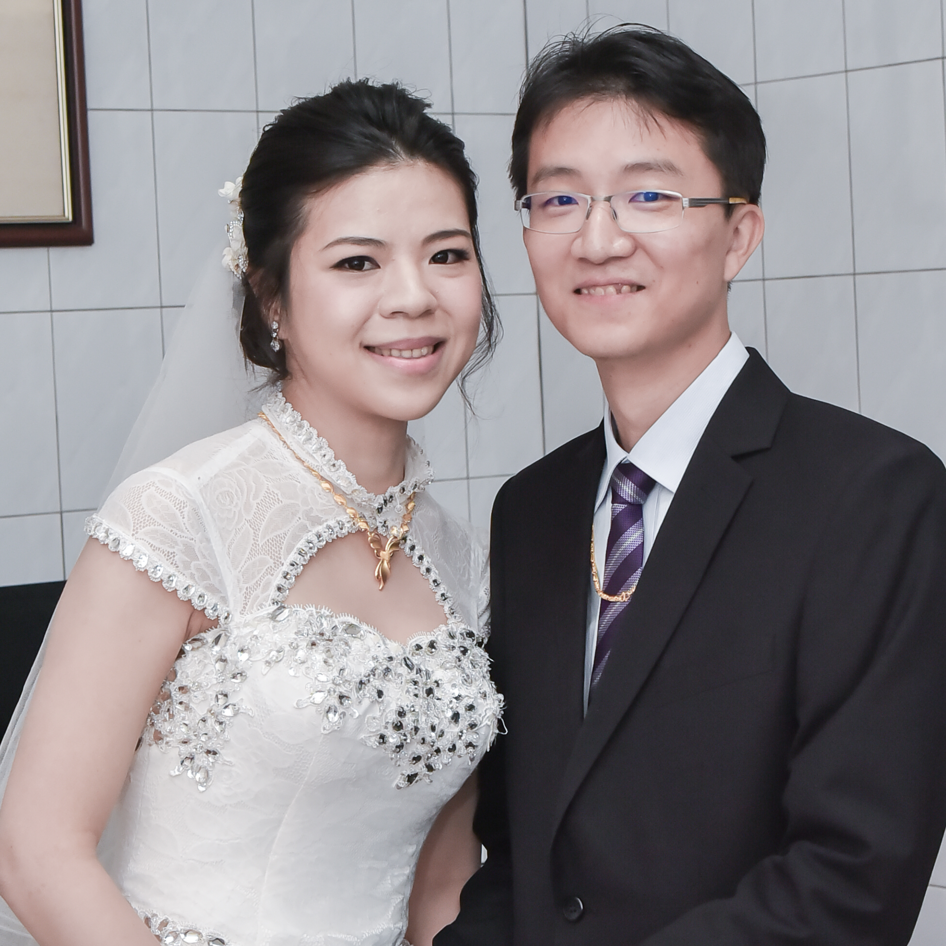 這張「婚禮」的照片是一對新人，新娘穿著白色婚紗，新郎穿著黑色西裝。