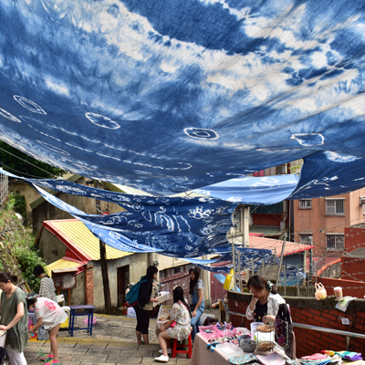 余芳庭 - 再去過多次的淡水
偶然碰上一個月一次的市集
沿著階梯
有著藍染的布匹
從縫隙間陽光灑下
寧靜的午後顯得格外讓人放鬆
Nikon D5500  f/7.1   1/200  iso100