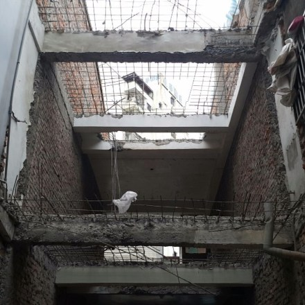 土木工程(新舊民宅翻修) - 預留結構(整棟拉皮)(原樓梯打除)開新格局樓梯改向，半樓改正樓打除翻修