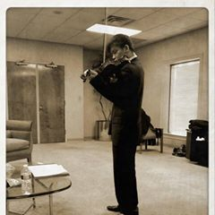 曾柏鈞 - 在美國的一個劇場後台準備演出