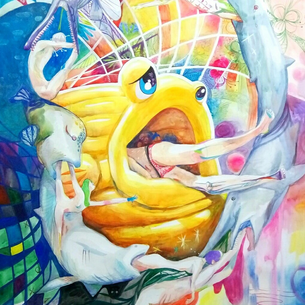 1) 這張照片描繪了一個充滿活力和色彩的場景,其中一個巨大的黃色物體佔據了畫面中心