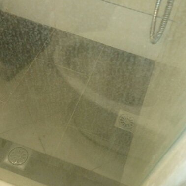 蘋果達人清潔社 - 浴室隔濕玻璃除垢前。